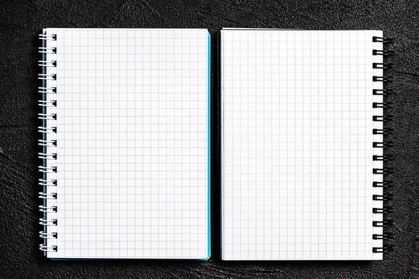 Siyah arka plan üzerinde bulunan not defteri