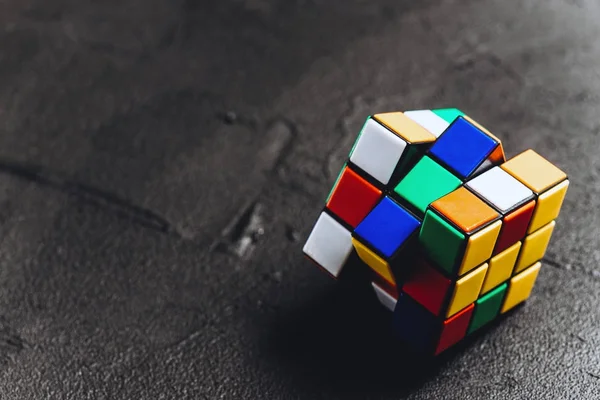 Cubo de Rubik sobre fundo preto — Fotografia de Stock