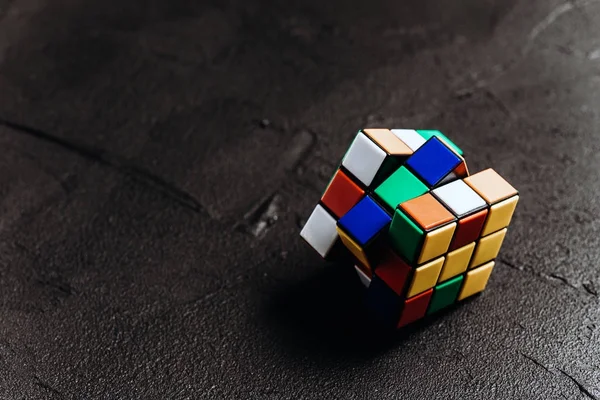 Cubo de Rubik sobre fundo preto — Fotografia de Stock