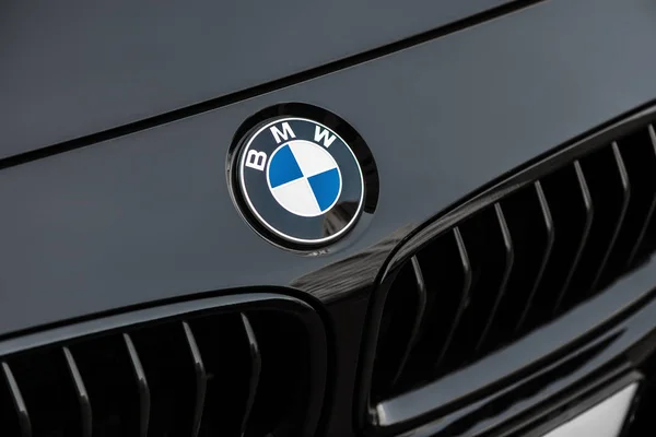 Kiev, Ukrayna - 4 Şubat 2017: Bmw motor şirketi rozet siyah bir araba önden. Bir Alman otomobil, motosiklet ve 1916 yılında kurulan şirket üretim motor BMW olduğunu