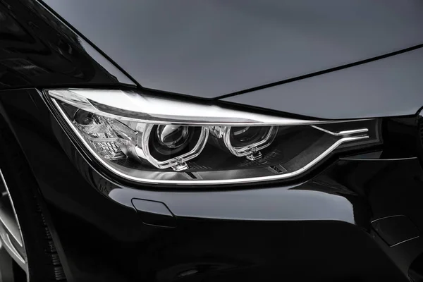 Close-up photo of car headlights — Stock Photo, Image