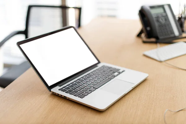 Laptop mit leerem Bildschirm auf Holztisch und verschwommenem Hintergrund — Stockfoto