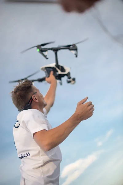 Un uomo cattura un drone — Foto Stock
