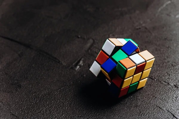 Куб Рубика на черном фоне Лицензионные Стоковые Фото