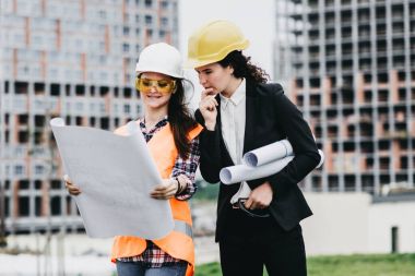 Gelecekteki açık havada planya yaratıcı inşaat işçileri