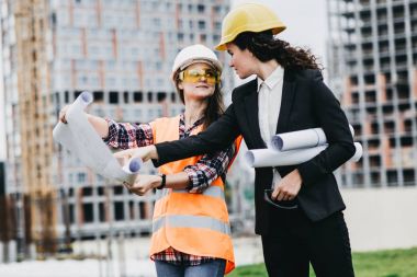 Gelecekteki açık havada planya yaratıcı inşaat işçileri