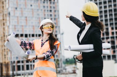 Gelecekteki açık havada planya yaratıcı inşaat işçileri