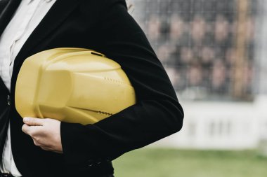 Emanet tutan mühendisleri kask kollarında sarı