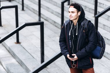 Müzik ve telefonunuzun ve kentsel ortamda genç çocuk