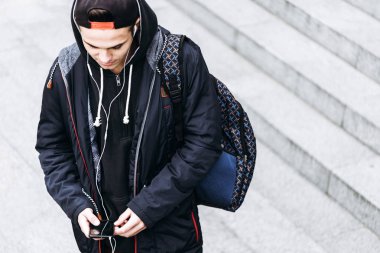 Müzik ve telefonunuzun ve kentsel ortamda genç çocuk