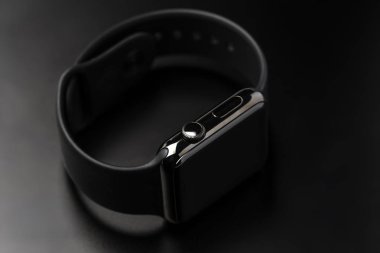 Siyah bir arka plan üzerinde bulunan siyah akıllı izle