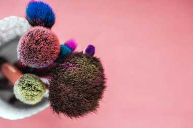 Makyaj fırça, pembe arka plan izole