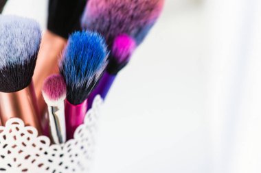 Makyaj fırçası beyaz arkaplanda izole edildi