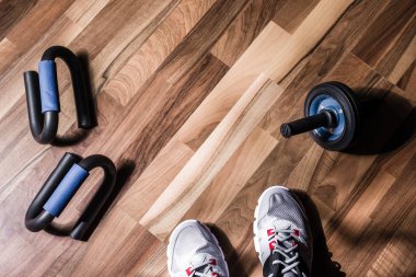 spor ayakkabı ve spor malzemeleri ahşap arka plan üzerinde bulunmaktadır