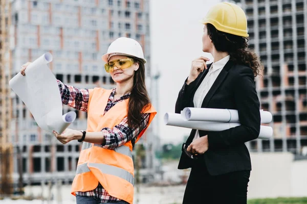 Gelecekteki açık havada planya yaratıcı inşaat işçileri