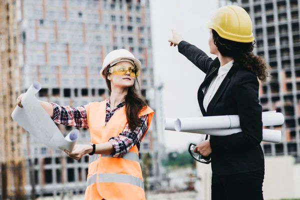 Gelecekteki açık havada planya yaratıcı inşaat işçileri