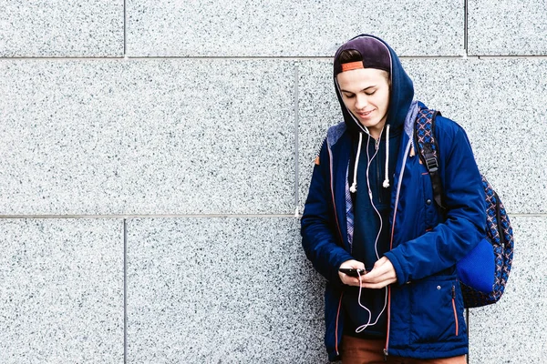Хлопчик Підліток Слухає Музику Використовує Телефон Міських Налаштуваннях — стокове фото