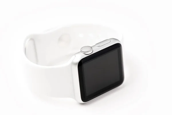 Reloj inteligente blanco situado en una superficie blanca —  Fotos de Stock