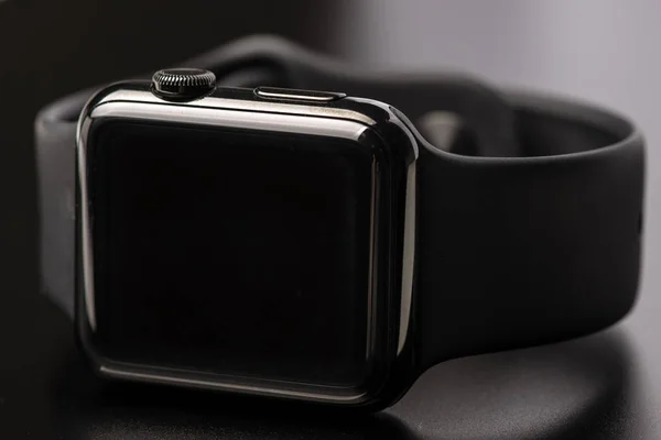 Reloj inteligente negro situado en un fondo negro —  Fotos de Stock