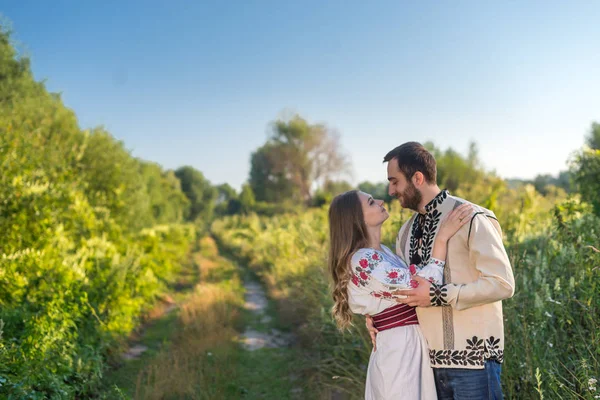 Mooie paar in veld — Stockfoto