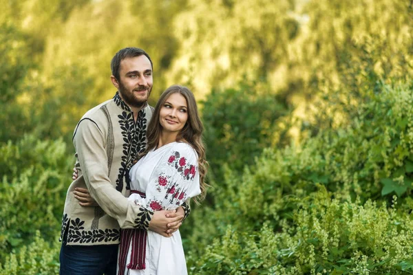 Belo casal no campo — Fotografia de Stock