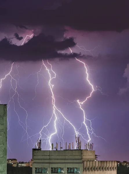 Tormenta relámpago sobre la ciudad, rayo —  Fotos de Stock