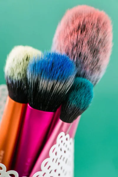 Make-up Pinsel isoliert auf grünem Hintergrund — Stockfoto