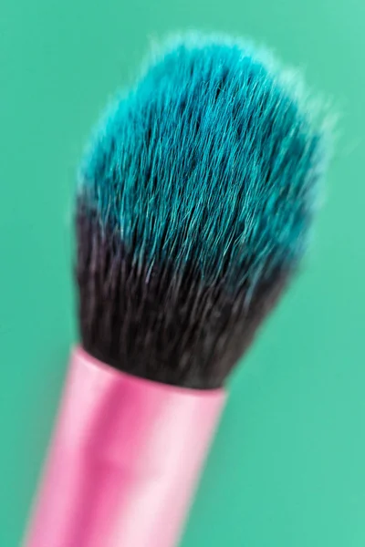 Make-up Pinsel isoliert auf grünem Hintergrund — Stockfoto