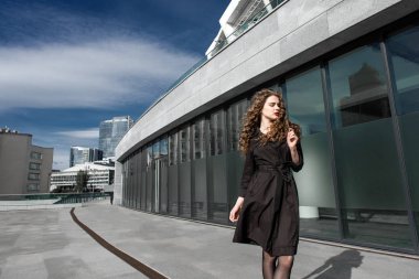 Modern bir şehir moda güzel esmer kız