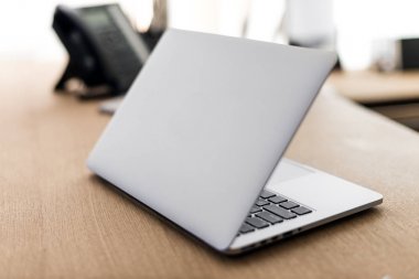 Ahşap masa ve arka plan bulanık üstünde laptop