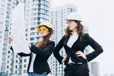 Gelecekteki açık havada planya yaratıcı inşaat işçileri