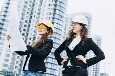 Gelecekteki açık havada planya yaratıcı inşaat işçileri