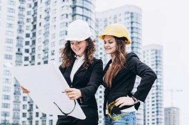 İki iş kadınlarda Koruyucu baretler ve koruyucu gözlük bak