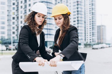 İki iş kadınlarda Koruyucu baretler ve koruyucu gözlük bak