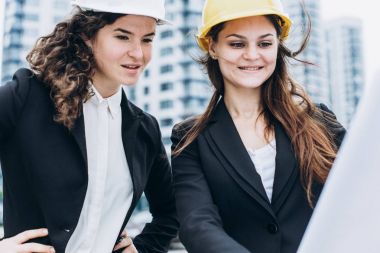 Gelecekteki açık havada planya yaratıcı inşaat işçileri