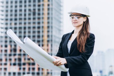 Sarı bir koruyucu helme güzel kız portresi kapatın