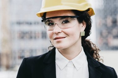 Güzel kadın inşaat mühendisi yakın önde portre kadar