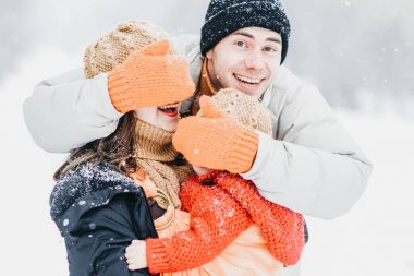 Kışın parkta oynayan sevimli aile