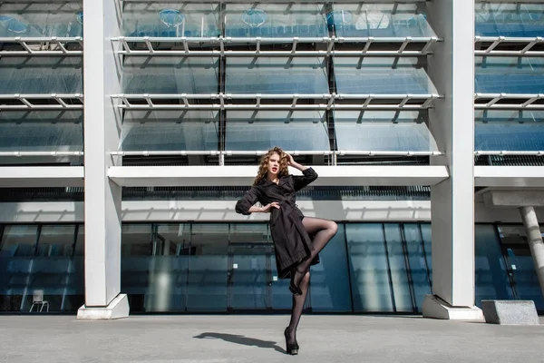 Modieuze mooie brunette meisje in een moderne stad — Stockfoto