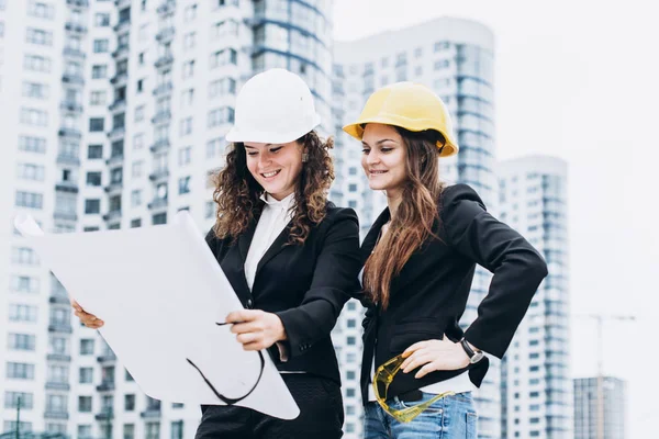 İki iş kadınlarda Koruyucu baretler ve koruyucu gözlük bak