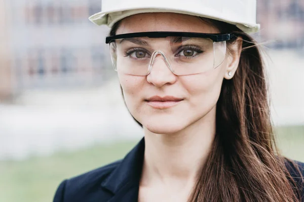 Sarı bir koruyucu helme güzel kız portresi kapatın