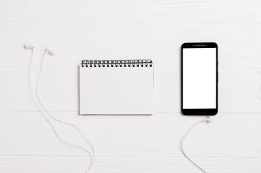 En az çalışma alanı - sketchbook ve kopya alanı beyaz arka plan üzerinde beyaz ekranlı cep telefonu fotoğraf çalışma masası yaratıcı düz yatırın. Üstten Görünüm, düz yatıyordu fotoğraf.