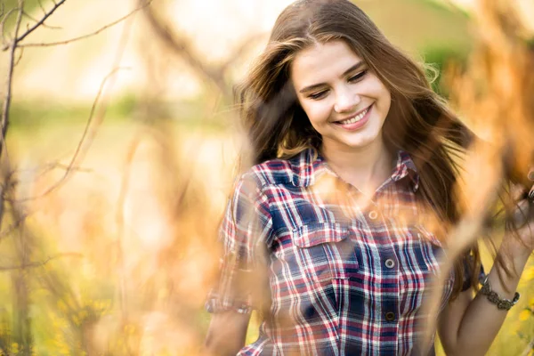 Porträt eines schönen Mädchens auf einem Feld — Stockfoto