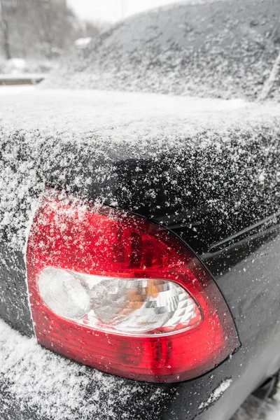 Bilen bakljus under snön — Stockfoto
