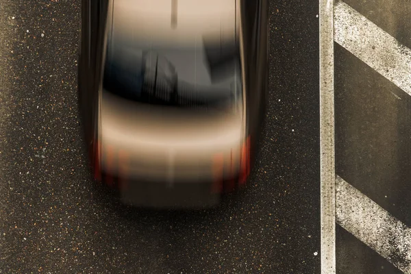 Estrada com carro de movimento, vista superior — Fotografia de Stock