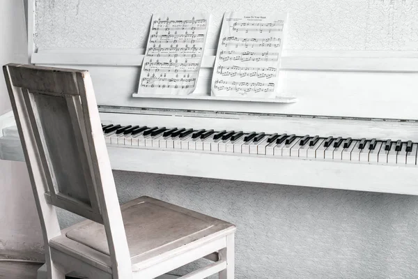 Белое пианино Концепция музыки — стоковое фото