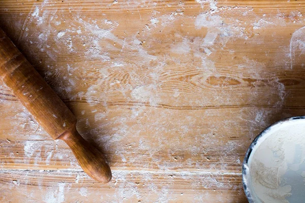 Ingredienser för matlagning bakning - mjöl, degen på trä bakgrund — Stockfoto