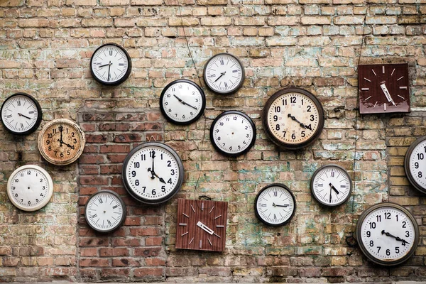 Relojes antiguos situados en la pared de ladrillo — Foto de Stock