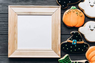 Masada Cadılar Bayramı için komik lezzetli zencefilli bisküvi. üstten yatay görünüm