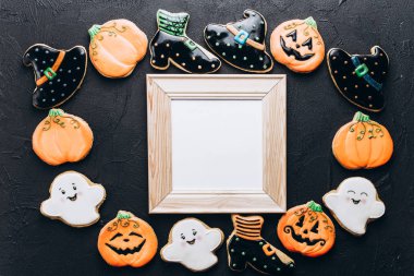 Masada Cadılar Bayramı için komik lezzetli zencefilli bisküvi. üstten yatay görünüm